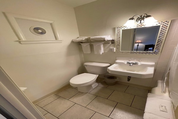 Foto van 1 Slaapkamer Appartement Met Keuken - Vakantiehuis in Cadiz OH - BathRoom