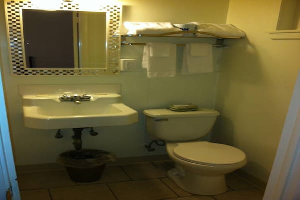 Foto van 1 Slaapkamer Appartement Met Keuken - Vakantiehuis in Cadiz OH - BathRoom