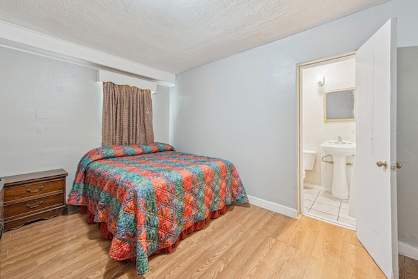 Foto van Tweepersoonsbed (queensize) | Roken mogelijk | Flint MI - BedRoom