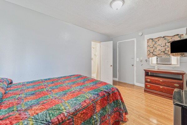Foto van Tweepersoonsbed (queensize) | Roken mogelijk | Flint MI - BedRoom