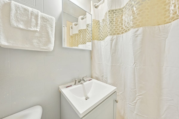 Foto van Tweepersoonsbed (queensize) | Roken mogelijk | Flint MI - BathRoom