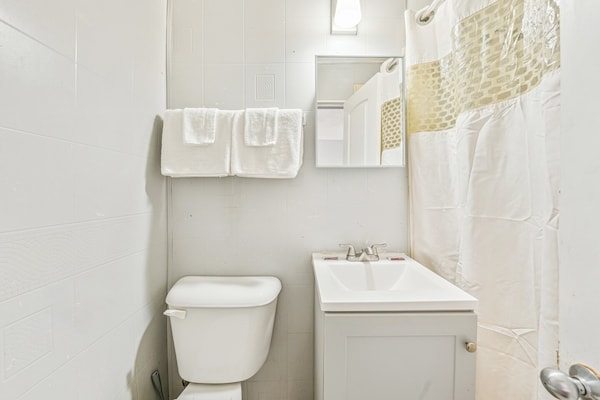 Foto van Tweepersoonsbed (queensize) | Roken mogelijk | Flint MI - BathRoom