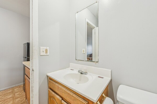 Foto van Tweepersoonsbed (queensize) | Roken mogelijk | Flint MI - BathRoom