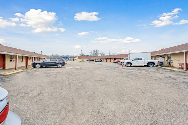 Foto van Tweepersoonsbed (queensize) | Roken mogelijk | Flint MI - parking