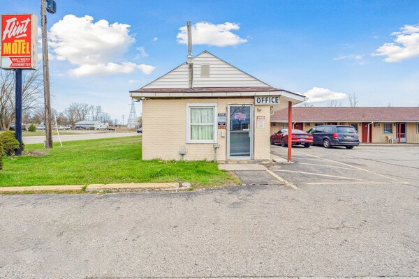 Foto van Queen Bed Niet Roken - Vakantiehuis in Flint MI - ExteriorSummer