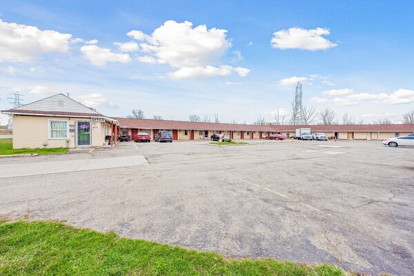 Foto van Queen Bed Niet Roken - Vakantiehuis in Flint MI - ExteriorSummer