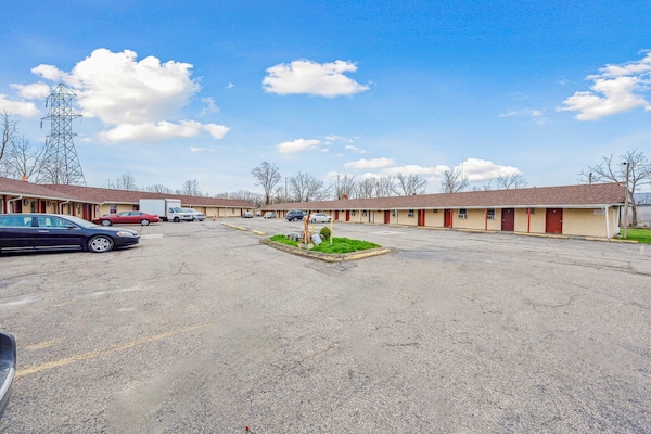 Foto van Queen Bed Niet Roken - Vakantiehuis in Flint MI - ExteriorSummer