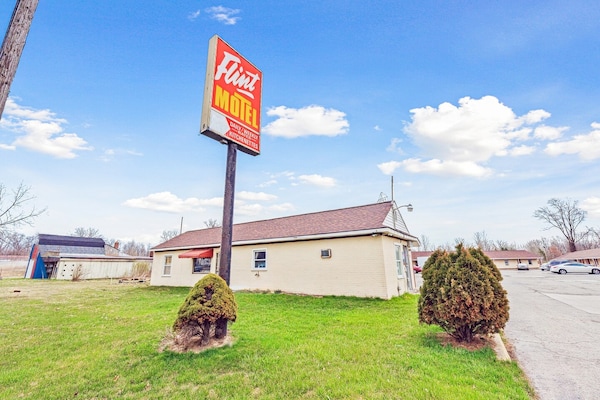 Foto van Queen Bed Niet Roken - Vakantiehuis in Flint MI - ExteriorSummer
