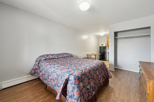 Foto van Queen Bed Niet Roken - Vakantiehuis in Flint MI - BedRoom