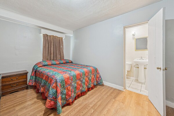 Foto van Queen Bed Niet Roken - Vakantiehuis in Flint MI - BedRoom