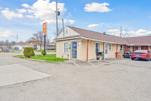 Foto van Queen Bed Niet Roken - Vakantiehuis in Flint MI - ExteriorSummer