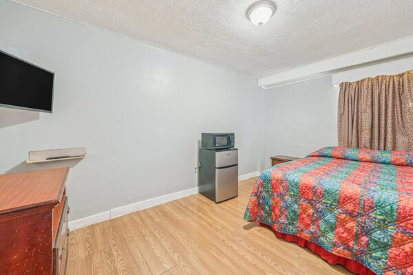 Foto van Queen Bed Niet Roken - Vakantiehuis in Flint MI - BedRoom