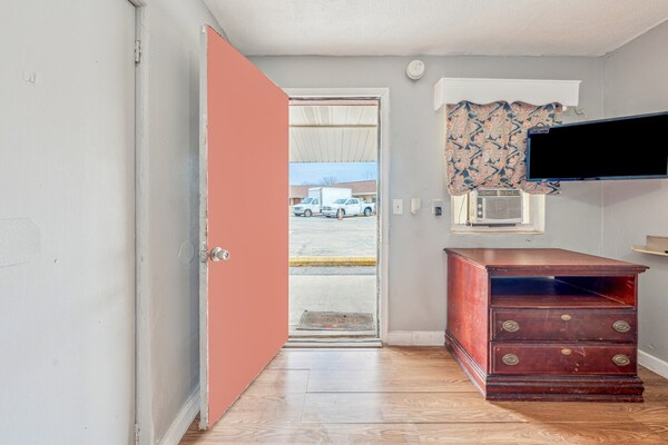Foto van Queen Bed Niet Roken - Vakantiehuis in Flint MI - BedRoom