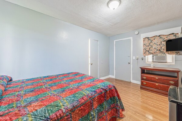 Foto van Queen Bed Niet Roken - Vakantiehuis in Flint MI - BedRoom