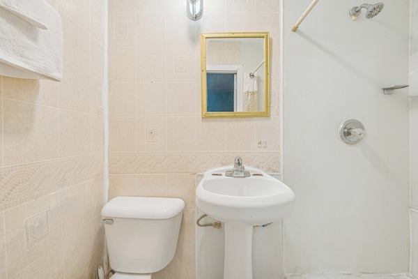 Foto van Queen Bed Niet Roken - Vakantiehuis in Flint MI - BathRoom