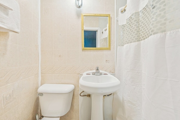 Foto van Queen Bed Niet Roken - Vakantiehuis in Flint MI - BathRoom