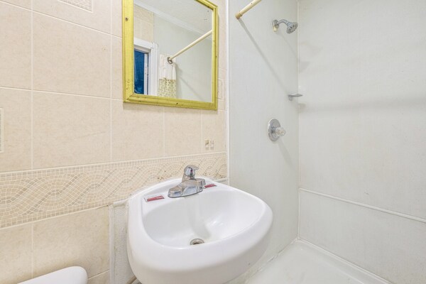 Foto van Queen Bed Niet Roken - Vakantiehuis in Flint MI - BathRoom