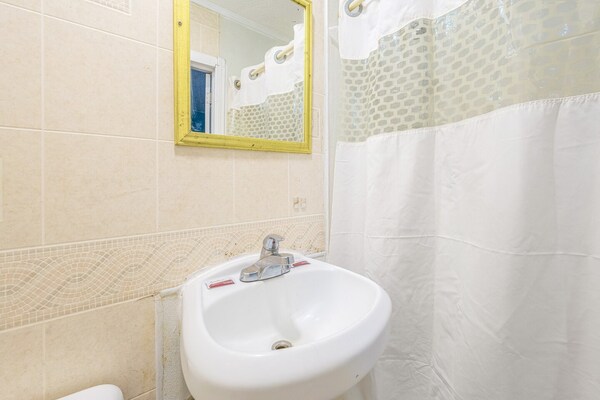 Foto van Queen Bed Niet Roken - Vakantiehuis in Flint MI - BathRoom