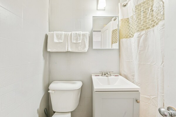 Foto van Queen Bed Niet Roken - Vakantiehuis in Flint MI - BathRoom