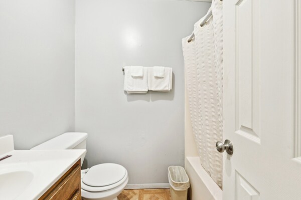 Foto van Queen Bed Niet Roken - Vakantiehuis in Flint MI - BathRoom
