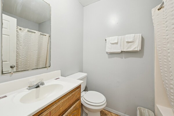 Foto van Queen Bed Niet Roken - Vakantiehuis in Flint MI - BathRoom