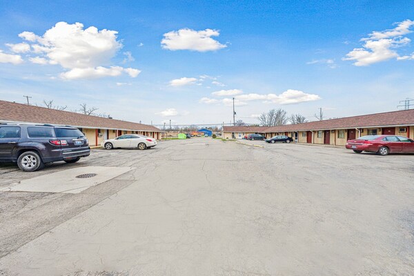 Foto van Queen Bed Niet Roken - Vakantiehuis in Flint MI - parking