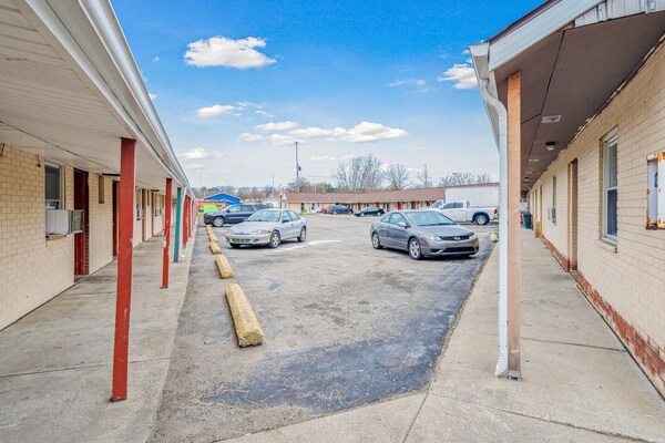 Foto van Queen Bed Niet Roken - Vakantiehuis in Flint MI - parking