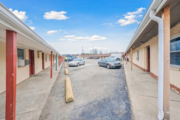 Foto van Queen Bed Niet Roken - Vakantiehuis in Flint MI - parking