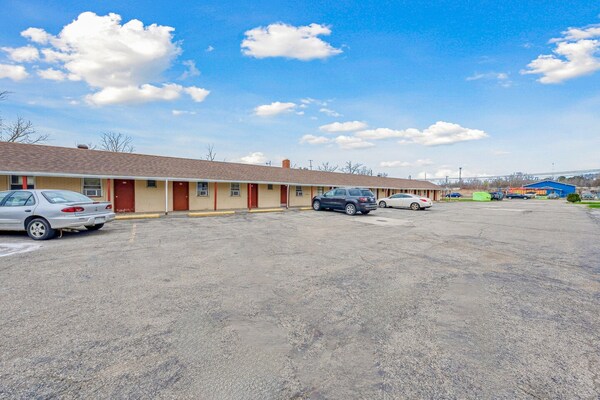 Foto van Queen Bed Niet Roken - Vakantiehuis in Flint MI - parking