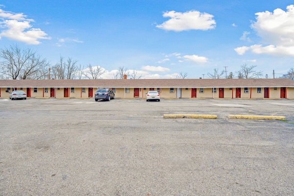 Foto van Queen Bed Niet Roken - Vakantiehuis in Flint MI - parking