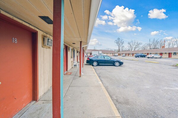 Foto van Queen Bed Niet Roken - Vakantiehuis in Flint MI - parking