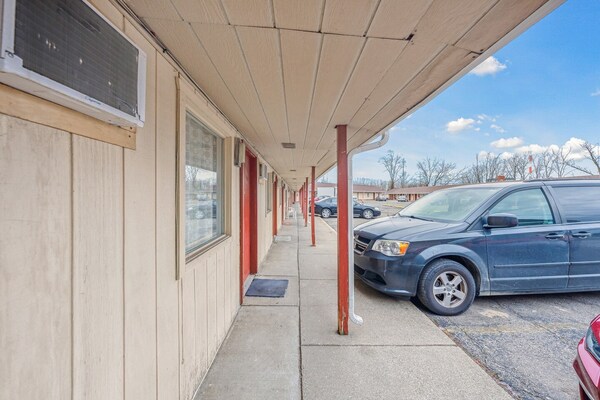 Foto van Queen Bed Niet Roken - Vakantiehuis in Flint MI - parking