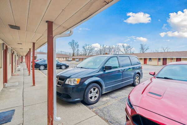Foto van Queen Bed Niet Roken - Vakantiehuis in Flint MI - parking