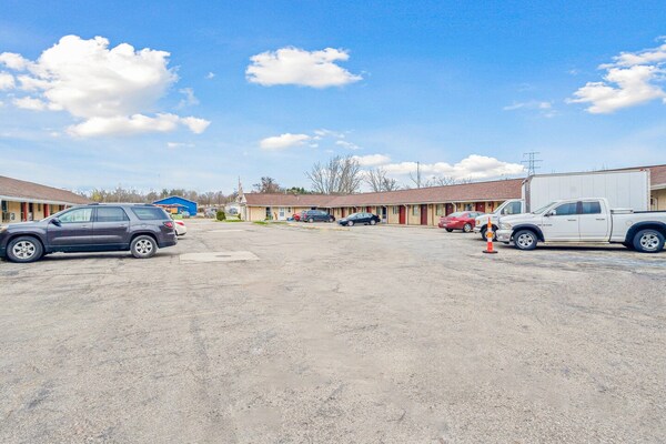 Foto van Queen Bed Niet Roken - Vakantiehuis in Flint MI - parking