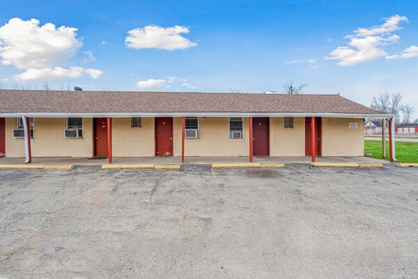 Foto van Queen Bed Niet Roken - Vakantiehuis in Flint MI - ExteriorSummer