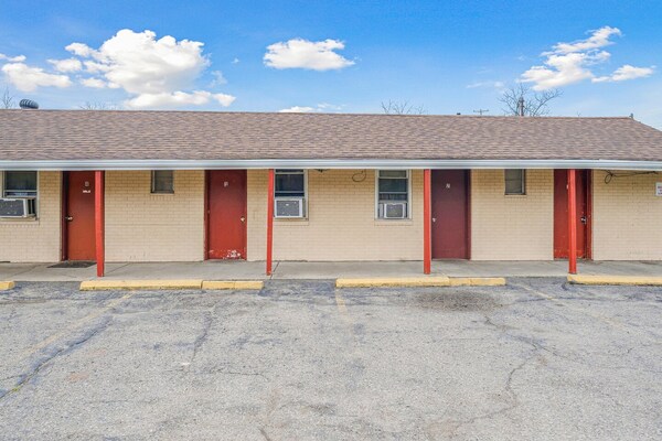 Foto van Queen Bed Niet Roken - Vakantiehuis in Flint MI - ExteriorSummer