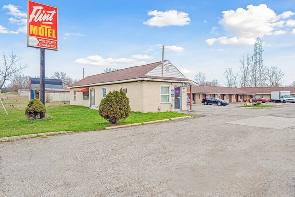 Foto van Queen Bed Niet Roken - Vakantiehuis in Flint MI - ExteriorSummer