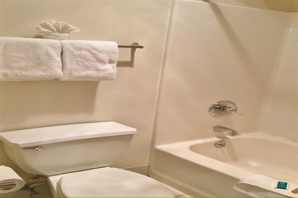 Foto van 2 Dubbele Bedden Niet Roken - Vakantiehuis in Fulton, MO - BathRoom