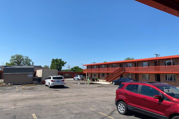 Foto van Queen Suite - Niet-roken - Vakantiehuis in Englewood CO - ExteriorSummer