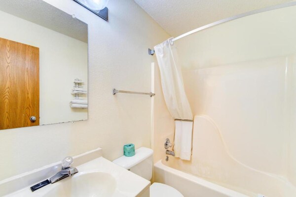 Foto van Queensize bed|Smk|Kingdom City, MO - Vakantiehuis in Kingdom City, MO - BathRoom