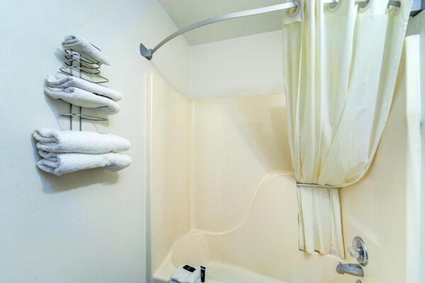 Foto van Queensize bed|Smk|Kingdom City, MO - Vakantiehuis in Kingdom City, MO - BathRoom