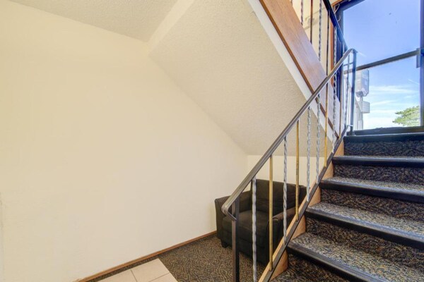Foto van Queensize bed|Smk|Kingdom City, MO - Vakantiehuis in Kingdom City, MO - Stairs