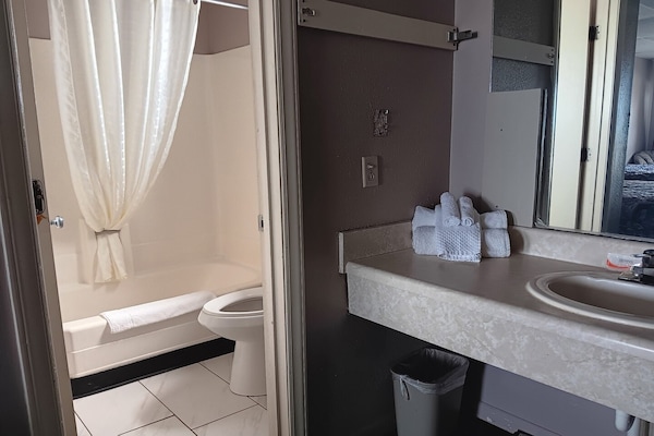 Foto van 1 tweepersoonsbed (queensize) | Rookvrij - Vakantiehuis in Keyswille VA - BathRoom