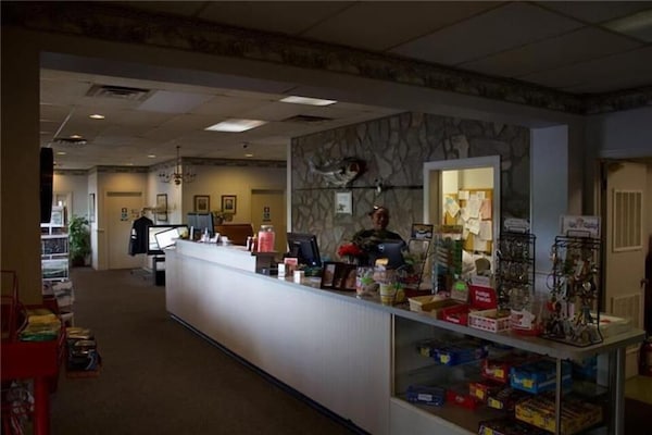 Foto van 1 tweepersoonsbed (queensize) | Rookvrij - Vakantiehuis in Keyswille VA - HallReception