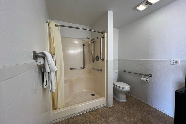 Foto van Queen Bed Toegankelijk Niet Roken - Vakantiehuis in Marysville, KS - BathRoom