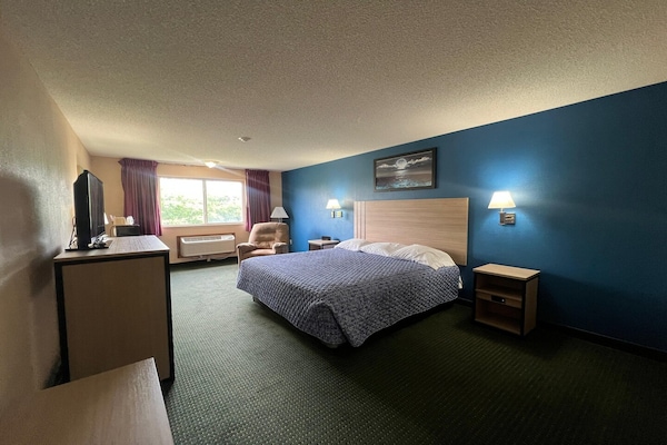 Foto van Queen Bed Met Bank Niet Roken - Vakantiehuis in Marysville, KS - BedRoom