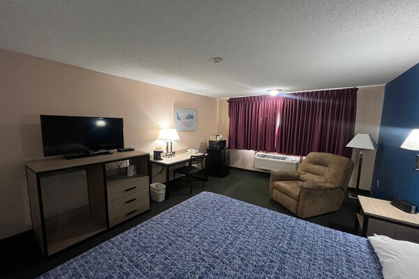 Foto van Queen Bed Met Bank Niet Roken - Vakantiehuis in Marysville, KS - BedRoom