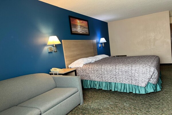 Foto van Queen Bed Met Bank Niet Roken - Vakantiehuis in Marysville, KS - BedRoom