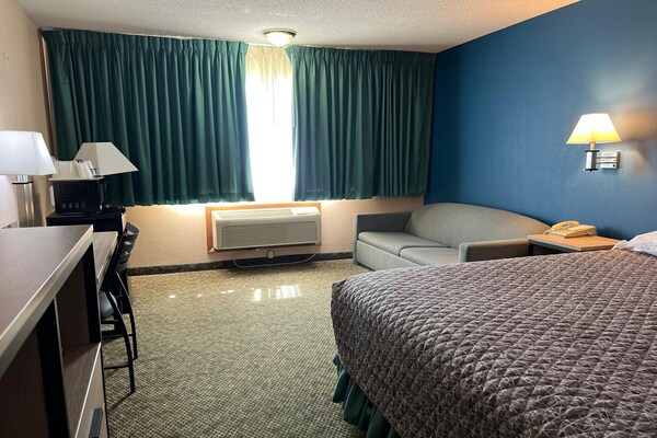 Foto van Queen Bed Met Bank Niet Roken - Vakantiehuis in Marysville, KS - BedRoom