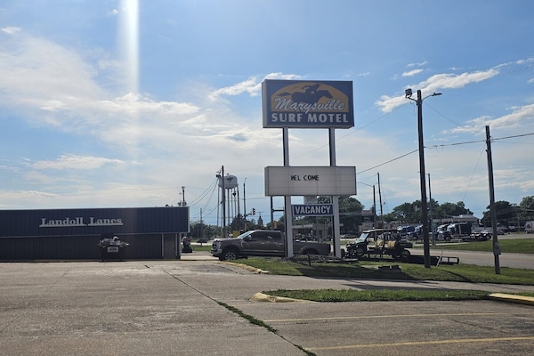 Foto van Queen Bed Met Bank Niet Roken - Vakantiehuis in Marysville, KS - ExteriorSummer